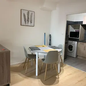 : Beau Studio, Proche Du Chateau Aubenas